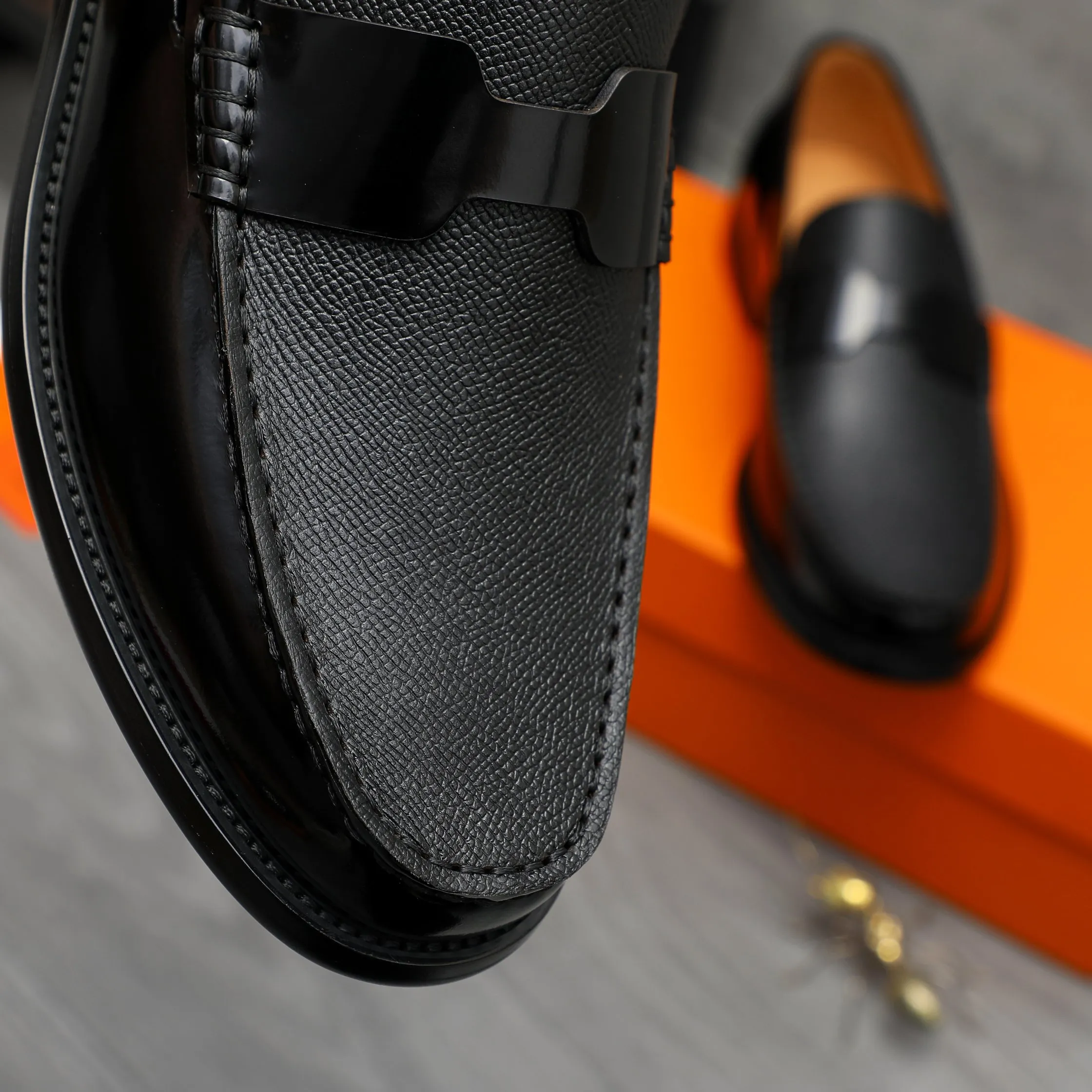 Men's shoes 💰p540 Product trademark: HERMES "Hermès" business slip-on leather shoes. Regular size: 38-46 (38.45.46 is custom-made and non-returnable) Product material: Selected pebbled cowhide stitched with pearlescent cowhide upper, cowhide lining, original rubber outsole